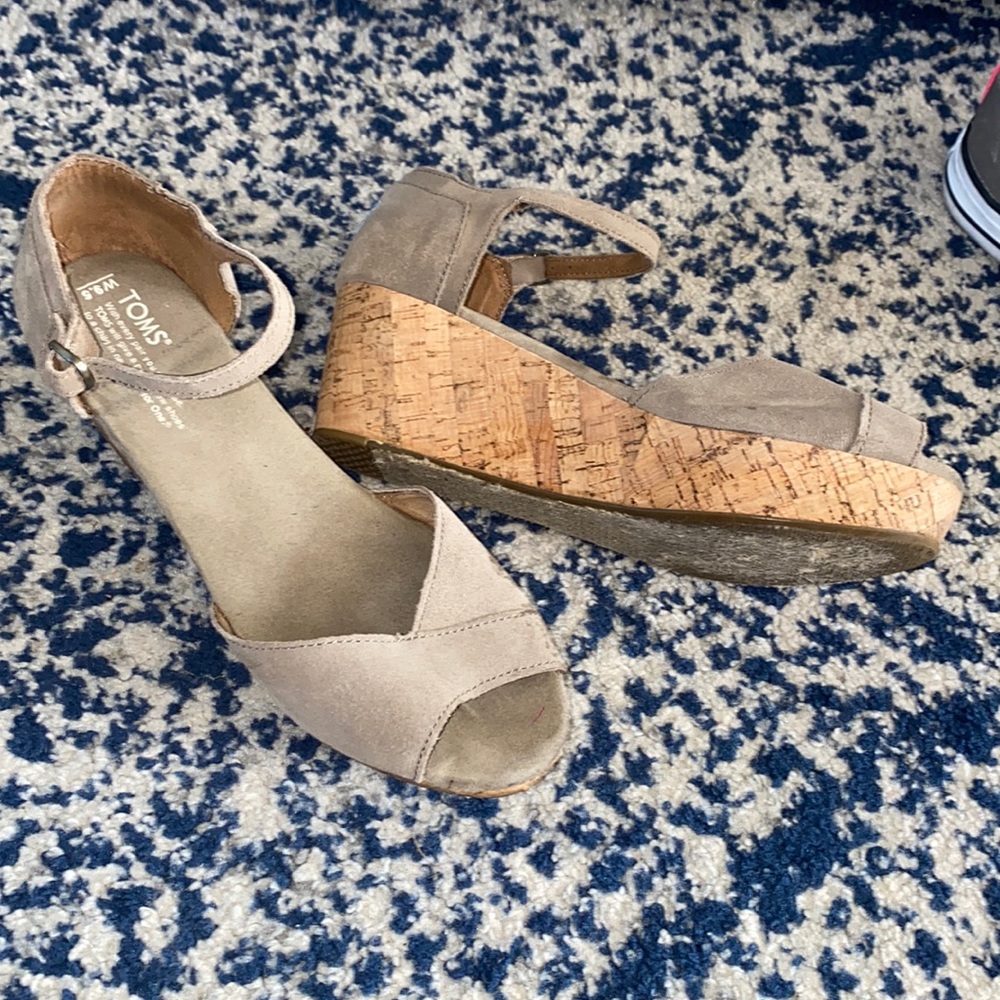 Tom’s wedges size 9.5 tan